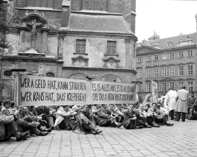 Sitzstreik Wiener Studierender vor dem Unterrichtsministerium gegen die Erhöhung der Studiengebühren