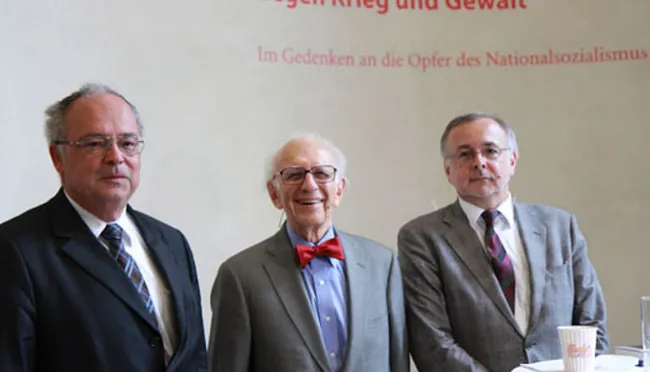 Rektor Heinz Engl, Nobelpreisträger Eric Kandel und Zeithistoriker Oliver Rathkolb bei der Präsentation des Sammelbandes „De…