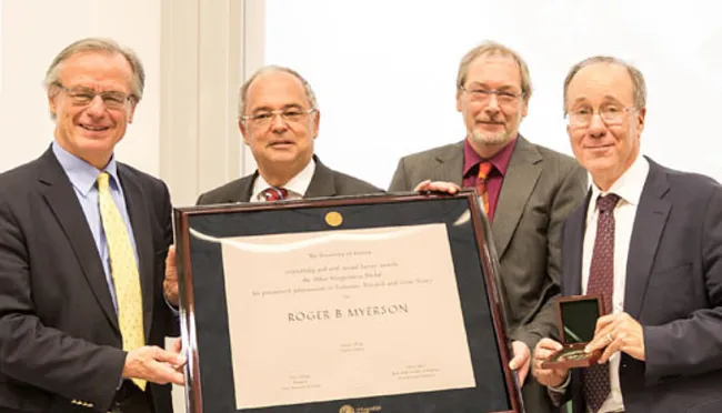 Verleihung der Oskar-Morgenstern-Medaille an Roger Myerson durch Altrektor Georg Winckler, Rektor Heinz W. Engl und Dekan Ol…