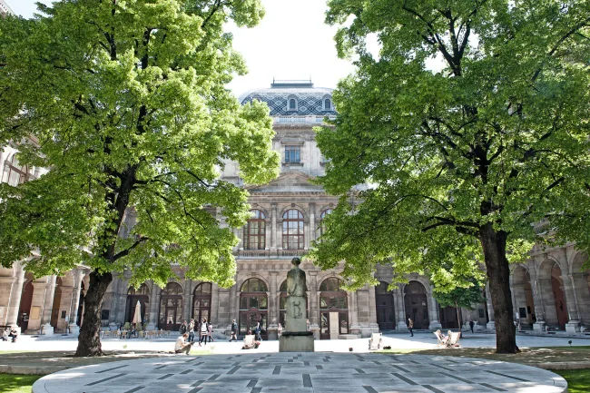 Arkadenhof im Hauptgebäude der Universität Wien mit Kastalia-Brunnen, 2013