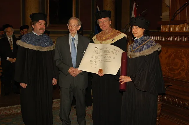 Verleihung des Ehrendoktorats an Sozialhistoriker Prof. Dr. Eric J. Hobsbawm durch Rektor Georg Winckler und Vizedekanin Mar…