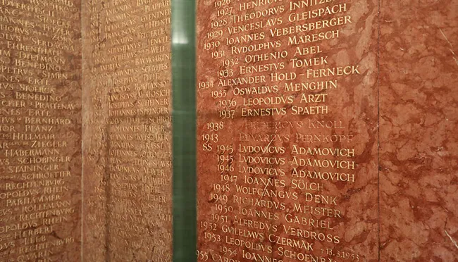 Die eingemeißelten Namen der Rektoren der NS-Zeit, Knoll und Pernkopf, nach Entfernung der Vergoldung, Kunstinstallation „Re…