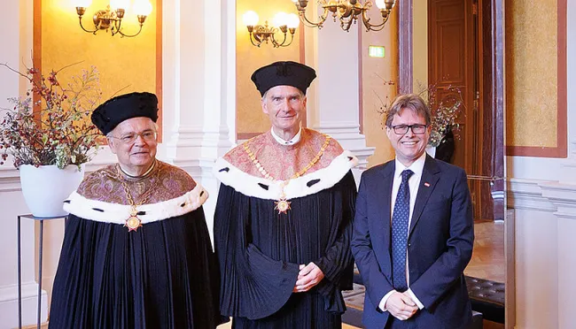 Inauguration des Rektors Sebastian Schütze: Der neue Rektor Sebastian Schütze (mit Rektorskette) und der scheidende Rektor H…
