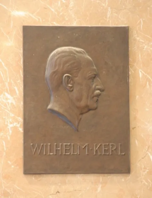 Gedenktafel für Wilhelm Kerl im Hörsaal A (Campus AAKH, Hof 2)
