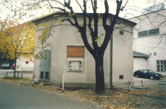 Ehemaliges Jüdisches Bethaus im alten Allgemeinen Krankenhaus Wien, Außenansicht Transformatorenstation mit Gedenktafel von…