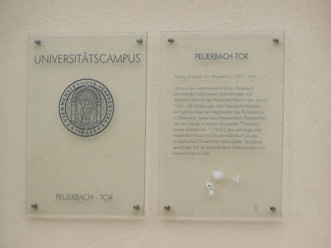 Peuerbach-Tor der Erinnerung am Campus zwischen Hof 6 und Hof 7, Originaltafeln von 1998 im Hof 6, Zustand 2003