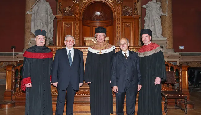 Géza Alföldy und Alfons Bürge bei der Verleihung der Ehrendoktorate durch die Laudatoren Ekkehard Weber und Franz Stefan Mei…