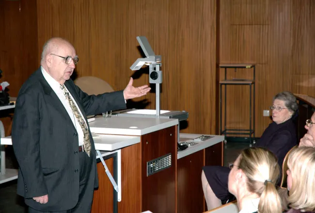 Alfred Bader während eines Vortrages an der Österreichischen Zentralbibliothek für Physik, 2006