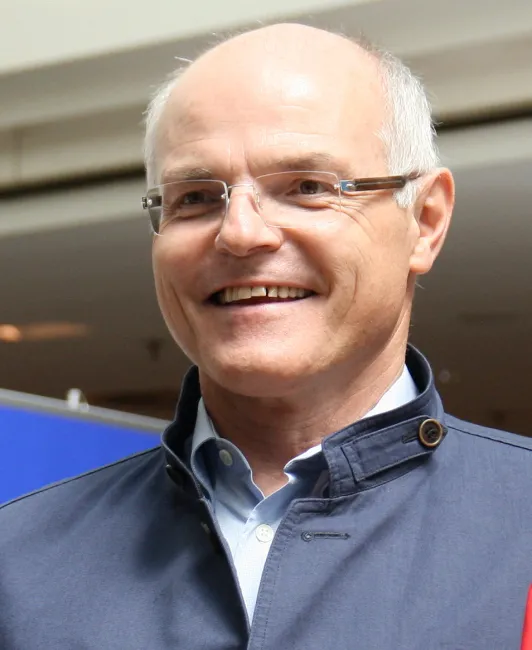 Karl Stoss (geb. 1956), Präsident des Österreichischen Olympischen Comités, bei der Ausgabe der offiziellen Kleidung der öst…