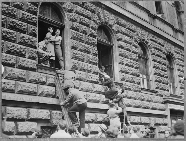 Bedrängte Studierende des I. Anatomischen Instituts von Julius Tandler am 9. Mai 1933