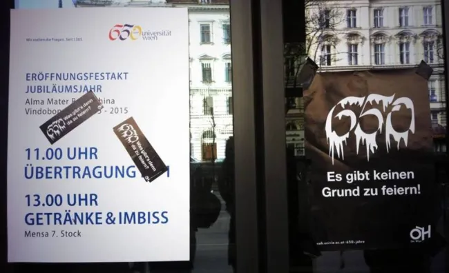 Plakate zum Eröffnungsfestakt des Jubiläumsjahres der Universität Wien 2015 und der kritischen ÖH-Aktion „Es gibt keinen Gru…