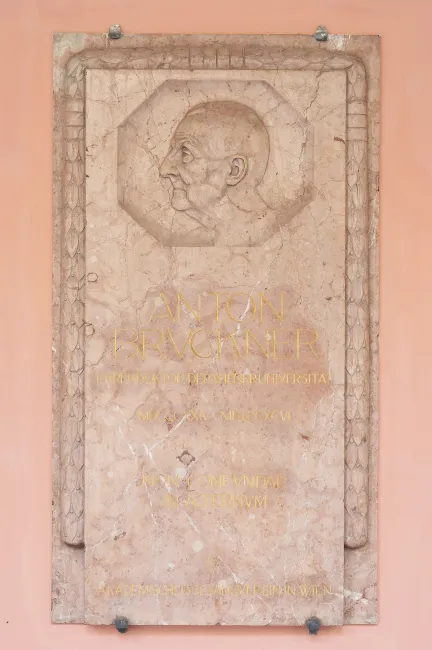 Denkmal für Anton Bruckner (1824–1896) im Arkadenhof der Universität Wien, gestaltet von Josef Tautenhayn jun., enthüllt 1912