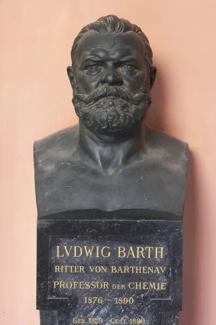 Denkmal für Ludwig Barth v. Barthenau (1839–1890) im Arkadenhof der Universität Wien, gestaltet von Heinrich Natter, enthüll…