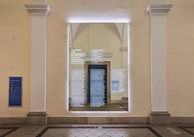 Denkmal für die im Nationalsozialismus vertriebenen Geschichte-Studierenden und -Lehrenden („Wenn Namen leuchten“, Iris Andr…