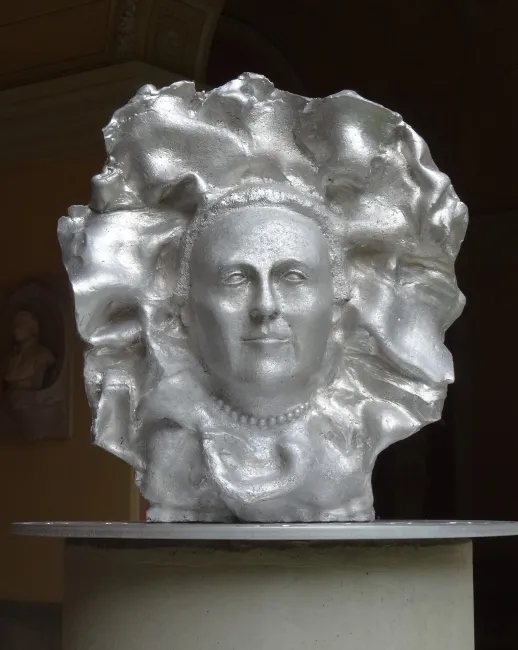 Denkmal für Charlotte Bühler im Arkadenhof der Universität Wien, gestaltet von Thomas Baumann, enthüllt 2016