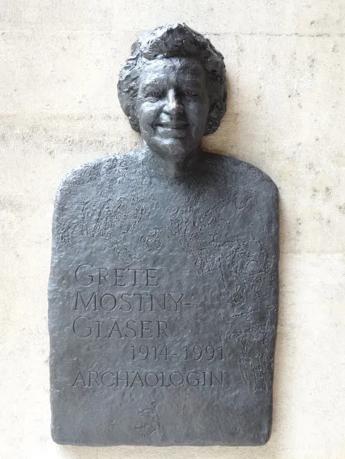 Denkmal für Grete Mostny-Glaser im Arkadenhof der Universität Wien, gestaltet von Karin Frank, enthüllt 2016