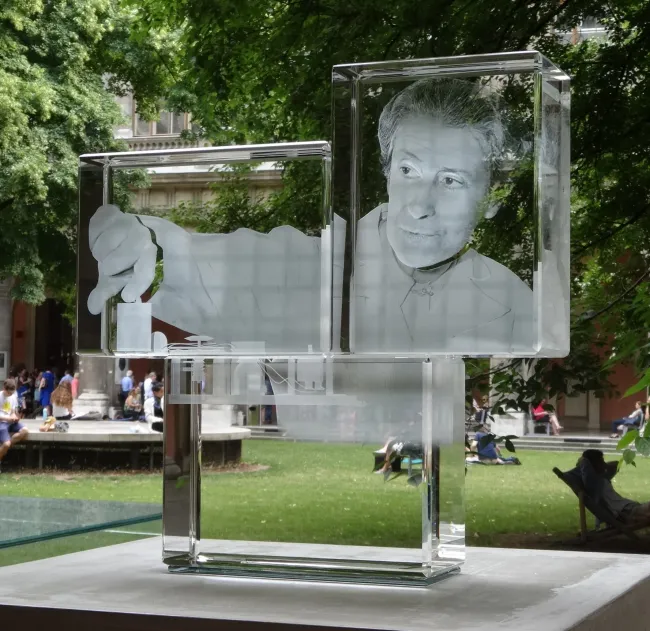 Denkmal für Berta Karlik im Arkadenhof der Universität Wien, gestaltet von Thomas Baumann, enthüllt 2016