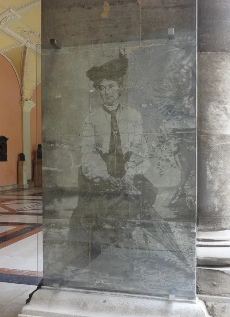 Denkmal für Elise Richter im Arkadenhof der Universität Wien, gestaltet von Catrin Bolt, enthüllt 2016
