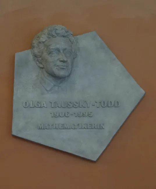 Denkmal für Olga Taussky-Todd im Arkadenhof der Universität Wien, gestaltet von Karin Frank, enthüllt 2016