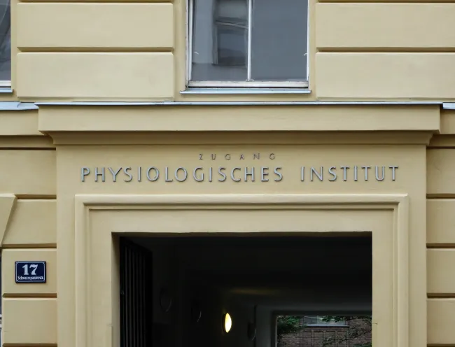 Eingang zum Physiologischen Institut, Schwarzspanierstraße 17 (Ecke Währinger Straße)