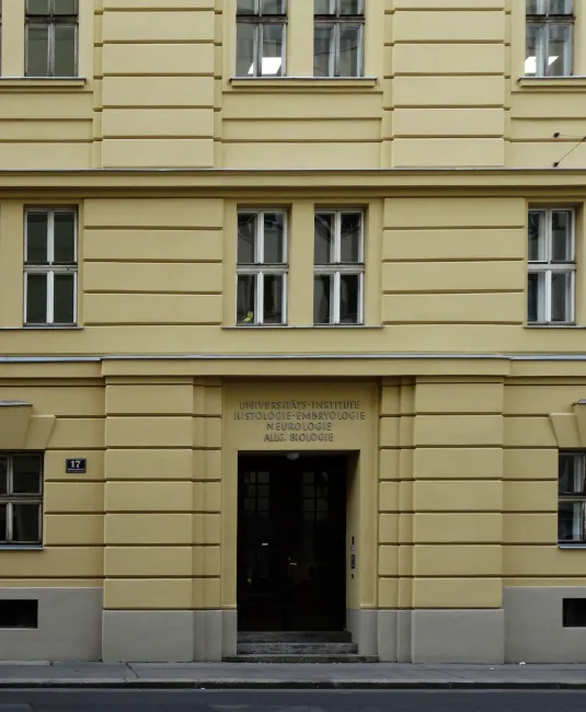 Eingang zu den Instituten für Histologie und Embryologie, Neurologie und Allgemeine Biologie, Schwarzspanierstraße 17 (Ecke…