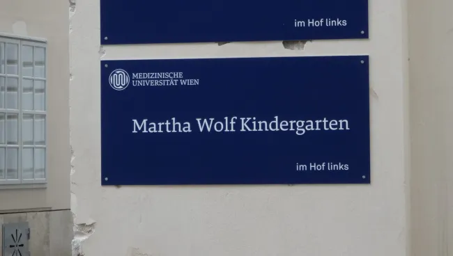 Hinweisschild zum Martha Wolf Kindergarten, Van Swieten-Gasse 1a