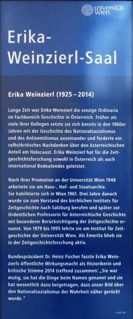Beschriftung des Erika-Weinzierl-Saals im Hauptgebäude der Universität Wien