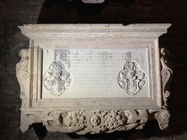 Epitaph des Georg Eder und seiner zweiten Frau Rosina, geborene Gerchingerin, im Nordturm von St. Stephan (Dachboden)