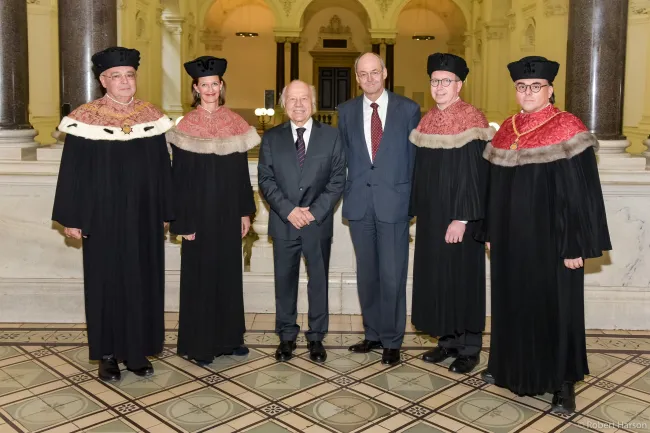 Wolfgang Ernst und Lajos Vékás bei der Verleihung des Ehrendoktorats der Universität Wien