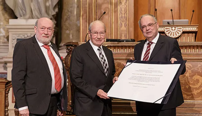 Verleihung des goldenen Ehrenzeichens an Wilhelm Fleischhacker, durch Dekan Horst Seidler und Rektor Heinz Engl
