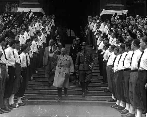 Gauleiter Bürckel verlässt nach einer Propagandarede für die „Volksabstimmung“ zum „Anschluss“ die Universität, 17. März 1938