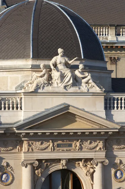 Allegorie auf die Philosophische Fakultät an der Fassade der Universität Wien, gestaltet von Edmund Hellmer (1850–1935)