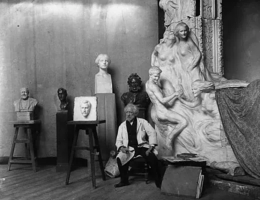 Edmund Hellmer (1850–1935) in seinem Atelier, 1923 – im Hintergrund der Kopf der Kastalia