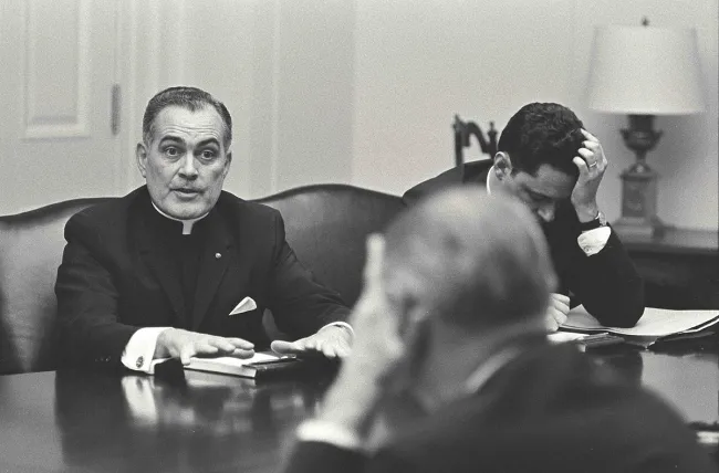 Theodore Hesburgh beim Civil Rights Committee