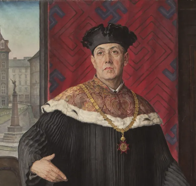 Porträt von Fritz Knoll als Rektor der Universität Wien (1938–1943) vor einem Vorhang mit Hakenkreuzornamenten (Ausschnitt)