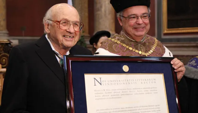 Walter Kohn mit Rektor Heinz Engl bei der Verleihung des Ehrendoktorats der Universität Wien