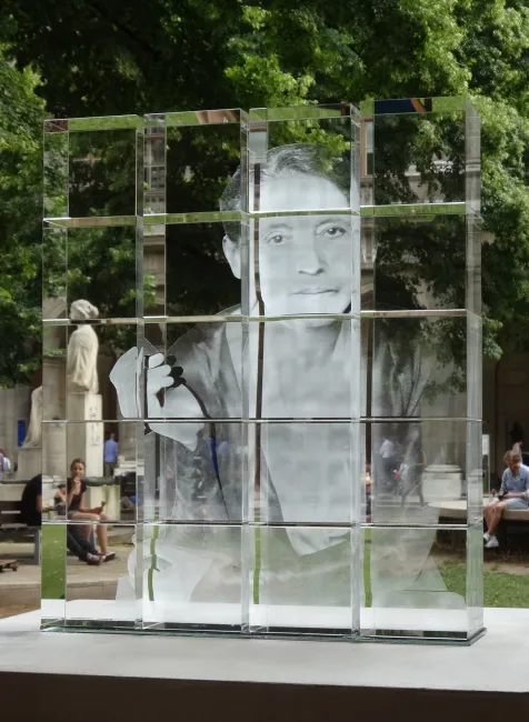 Denkmal für Lise Meitner im Arkadenhof der Universität Wien, gestaltet von Thomas Baumann, enthüllt 2016