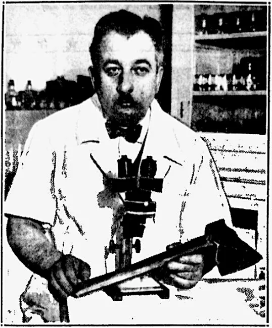 Edward Miloslavich (Miloslavić, Miloslavic) bei der Laborarbeit als forensischer Pathologe in Milwaukee, ca. 1920er-Jahre