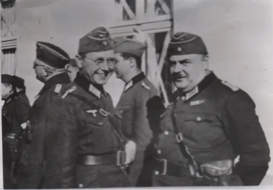 Leopold Schönbauer (rechts) in Wehrmachtsuniform, im Hof 1 des AKH, 1944