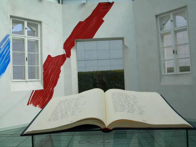 Das Gedenkbuch für die Opfer des Nationalsozialismus an der Universität Wien 1938 im DENK-MAL Marpe Lanefesch am Campus der…
