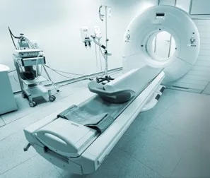 Moderner Computertomographie- / CT-Scanner in der Radiologie
