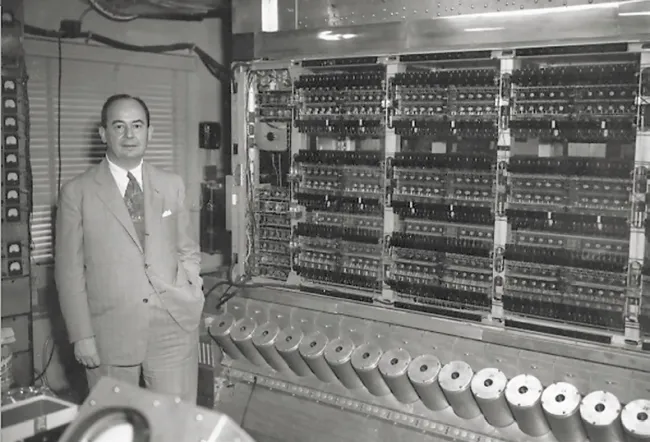 John von Neumann 1952 vor dem Computer am Institute for Advanced Study der Universität Princeton