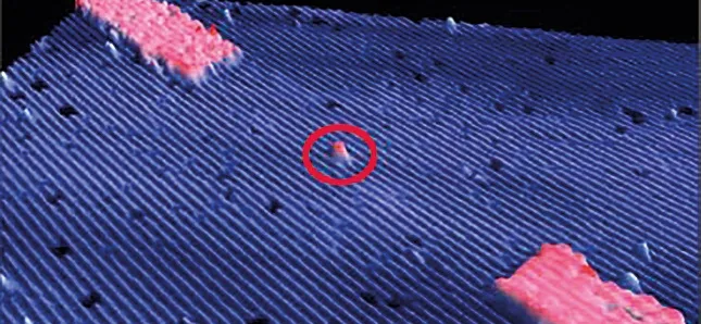 Es ist heute sogar möglich, Atome und deren Bewegung durch Mikroskope zu beobachten. Hier ein einzelnes Phosphoratom (im rot…