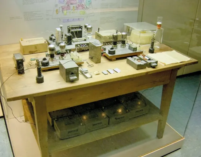 Versuchsaufbau, mit dem Otto Hahn und Fritz Straßmann am 17. Dezember 1938 in Berlin erstmals Uranium mit Neutronen bombardi…