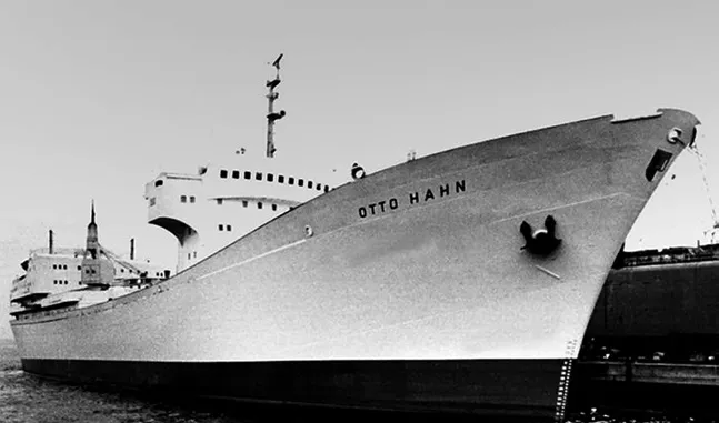 Das Frachtschiff „Otto Hahn“ wurde mit Atomkraft angetrieben. Otto Hahn weihte das Schiff 1964 ein. 1979, nach 650.000 Seeme…