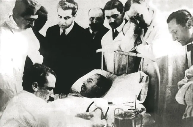 Eine frühe Bluttransfusion mit konserviertem Blut durch den argentinischen Arzt Luis Agote, 1914. Wenige Monate davor hatte…