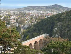 Ein Aquädukt der 95 Kilometer langen I. Wiener Hochquellenleitung, im Hintergrund Mödling