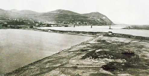 1875 wurde die Donau in einem breiten Bett gefasst. Das Bild zeigt die Donau wenige Tage vor dem Durchbruch zum neuen Flussb…