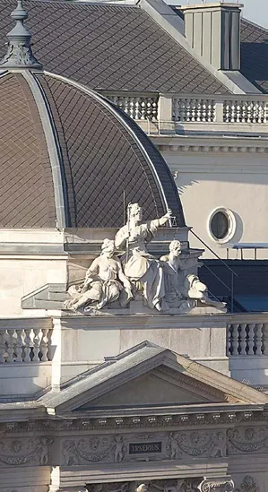 Die allegorische Gruppe der Jurisprudenz von Rudolf Weyr (um 1884) am Hauptgebäude der Universität Wien.