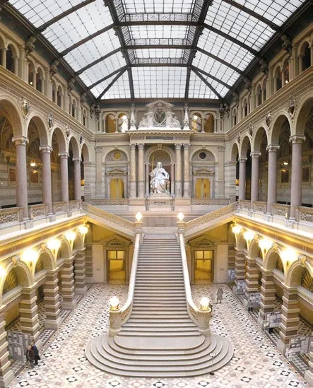 Der Justizpalast in Wien wurde 1875 bis 1881 vom Architekten Alexander Wielemans von Monteforte erbaut und beherbergt das La…